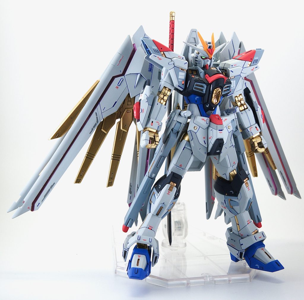 全身です。スジボリやプラ板ディテールだけでなく、ゴールドのフレーム露出箇所を増やしたりしてみました。目指せMGEX!などと考えてましたが、HGの小ささにはかなり苦労させられました…私の精度ではHGはなかなか厳しい^^;