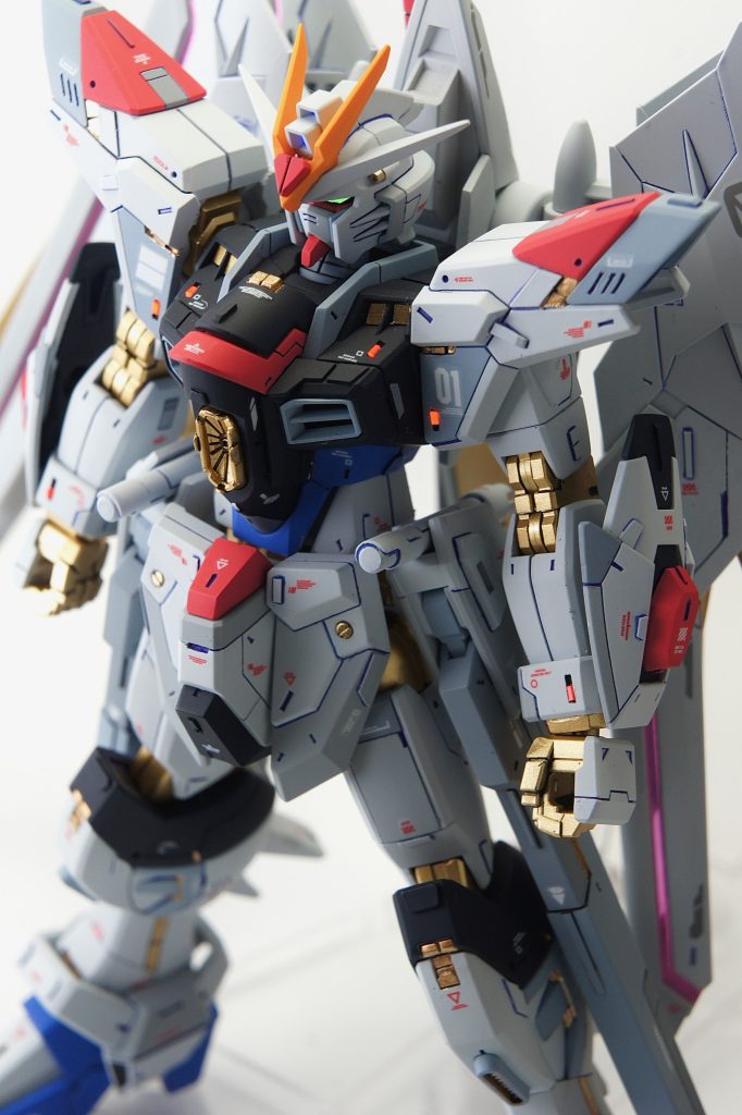 上半身のアップ。スジ彫りはMGと同じく0.15mmのタガネでやっているのですが、スケール感的には0.1mmを使ったほうが良さそうです。