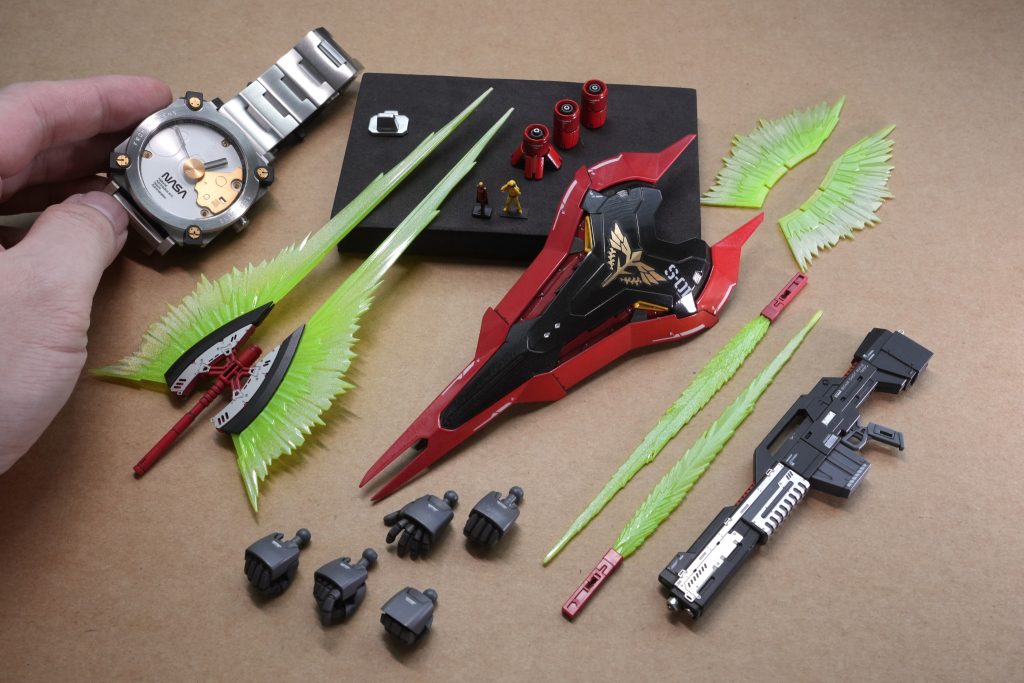 Weapons and items. Wax-polished shield, and beam-saber parts are lightly-sprayed with Gundam Marker EX(MEPE/Holographic Yellow) for added effects.