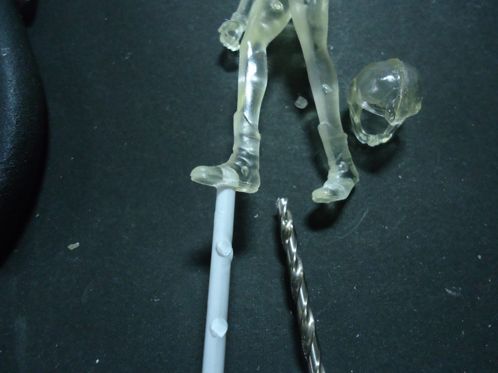 順番は逆になりましたが3mm径の穴をピンバイスで開口ランナーで持ち手を作りマス。