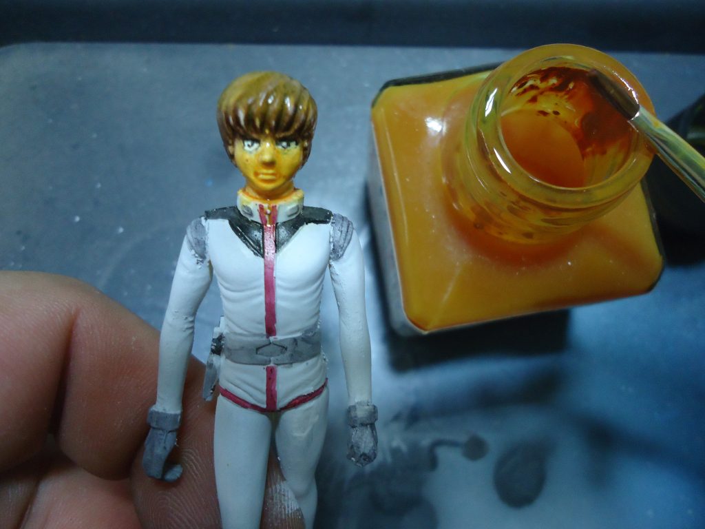 タミヤエナメル ピンクブラウンでフェイスに陰影付け。