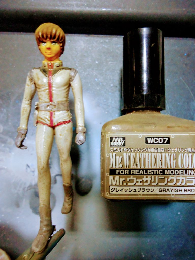 クレオスのウェザリングカラー グレイッシュカラーブラウンでノーマルスーツに陰影付け。