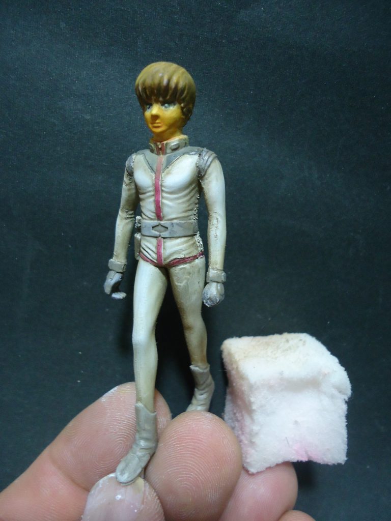 メラニンスポンジで研磨して陰影を強調します。