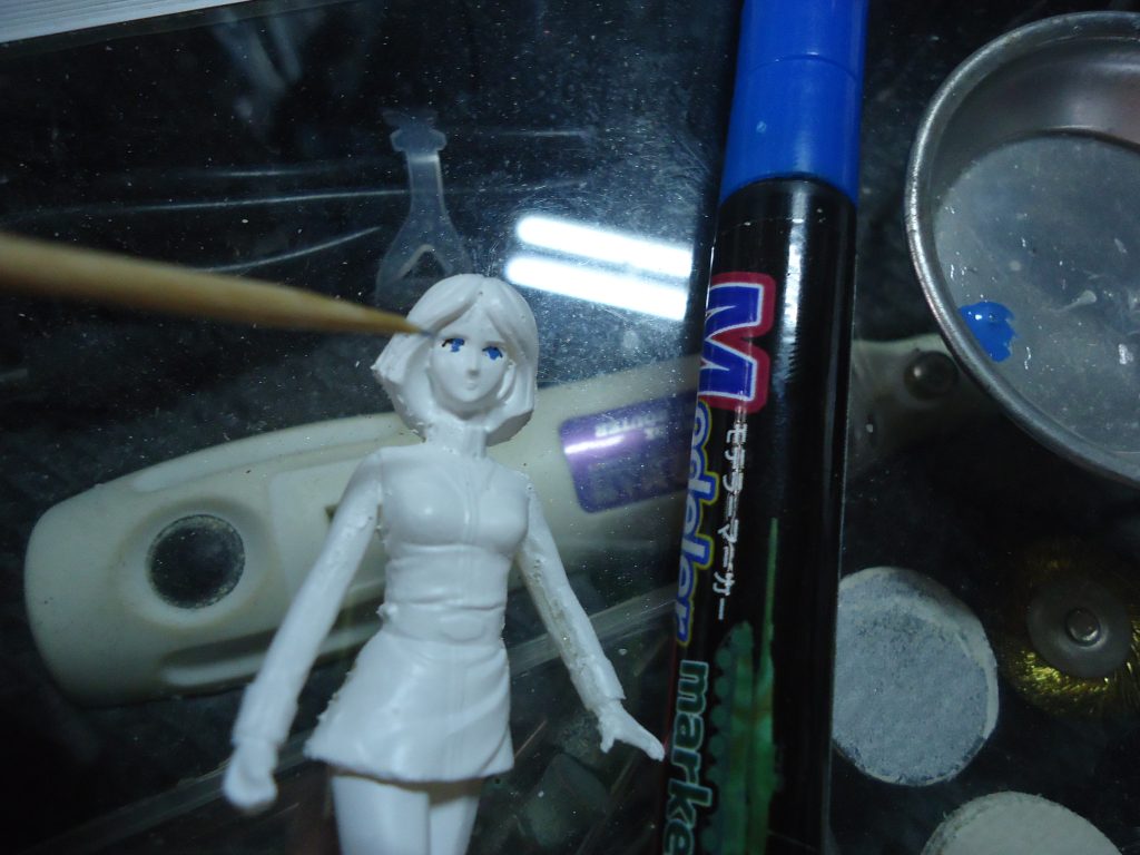 瞳の描き込みは百均マーカーを一度塗料皿にとって 爪楊枝でプリント式で・・・。