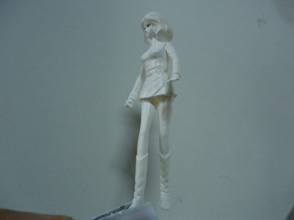 ガイアカラーのエヴォホワイトで下地塗装デス。