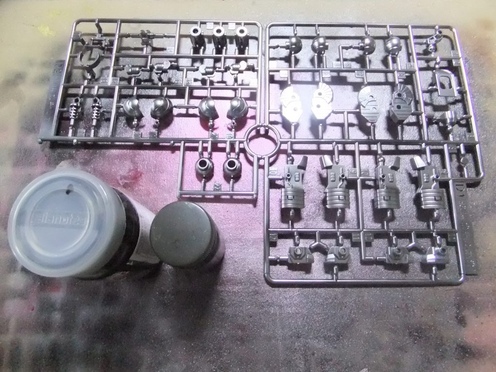 今回はランナー状態でエアブラシ吹き重ね仕上げデス。全パーツ　下地にはサーフェイサー　ブラックを吹いて完全乾燥後に拭き重ねを行っています。