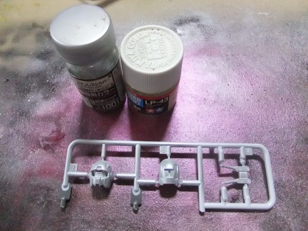 ガイアノーツ　シルバー⇒タミヤ　パールホワイトの順番に吹き重ね。