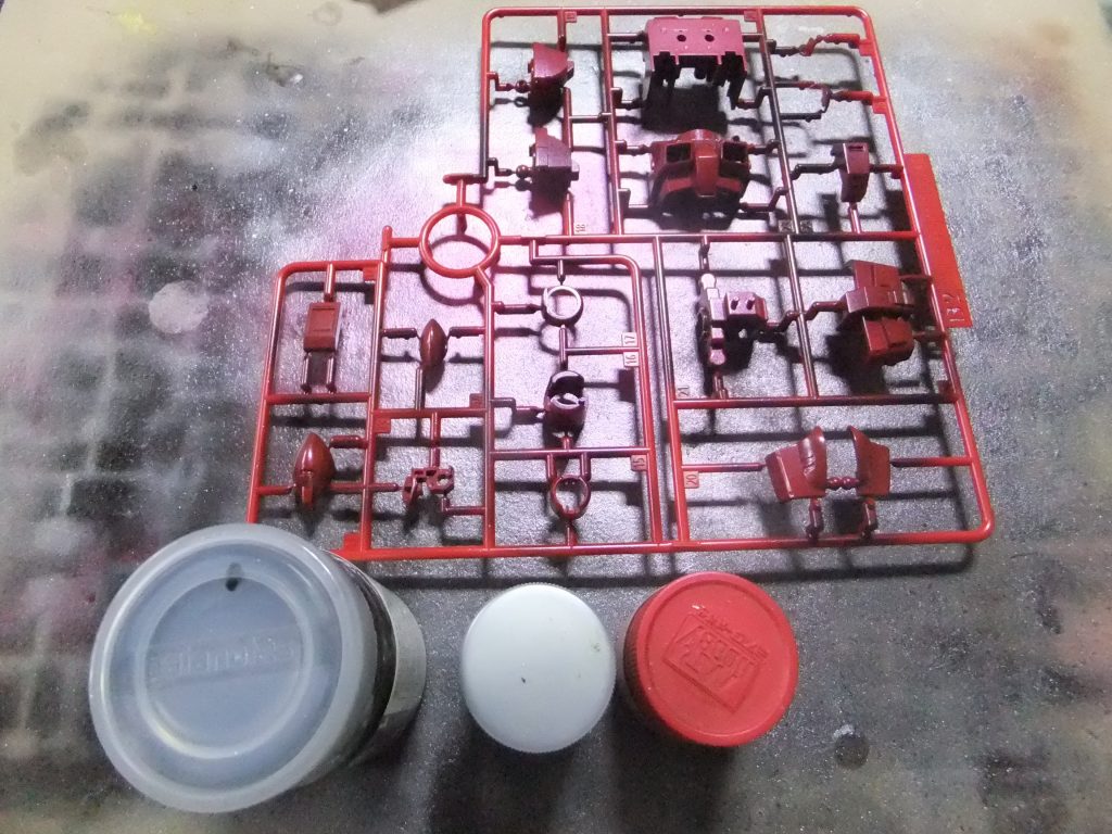 ガンメタル⇒パールホワイト⇒メタリックレッドの順番で吹き重ねデス。