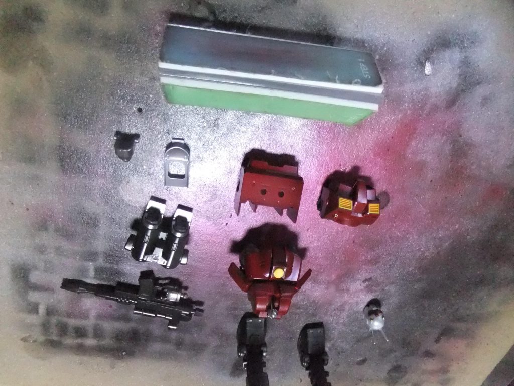 ゲートあとは百均のネイルアート用の超細目ヤスリで整えてエアブラシでリタッチを行い・・・。