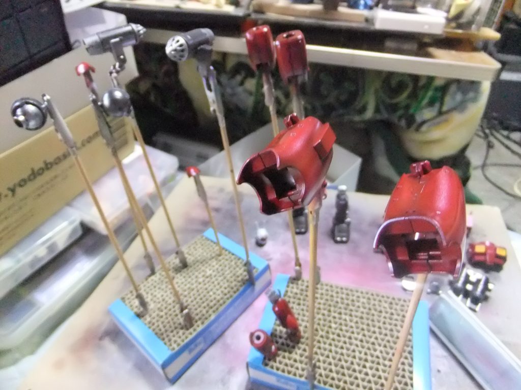 表面の保護も含めてボーンカラーのクリアー光沢を吹き付け。