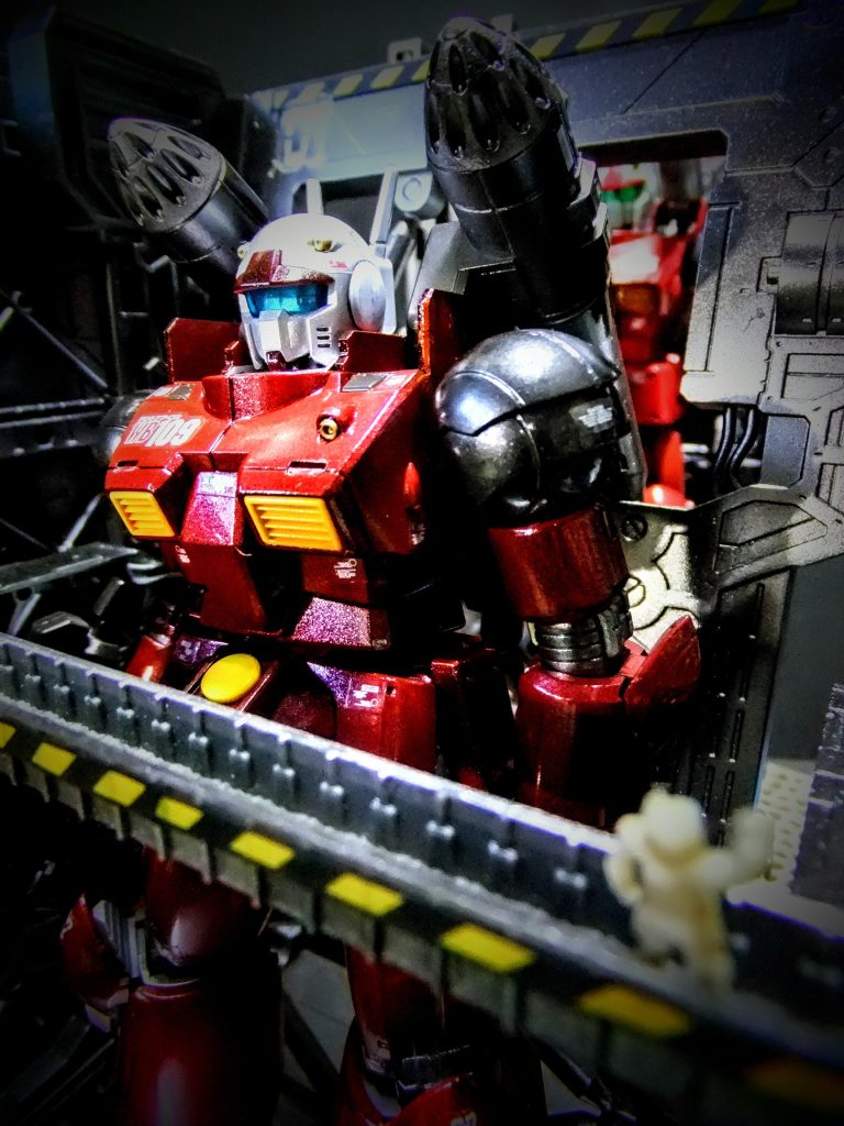 バンダイオプション格納庫デッキキット&百均山田化学の格納庫キットの合わせ技ででっち上げしています😁後方にはリバイブ版では無い　旧HGUC　ガンキャノンが控えマス😁