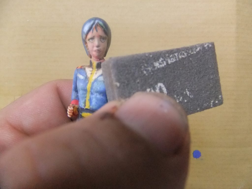 表面が筆ムラでトップコートを吹いても高温多湿の為に改善されないので 「 神ヤスリ1000番」で研磨します。