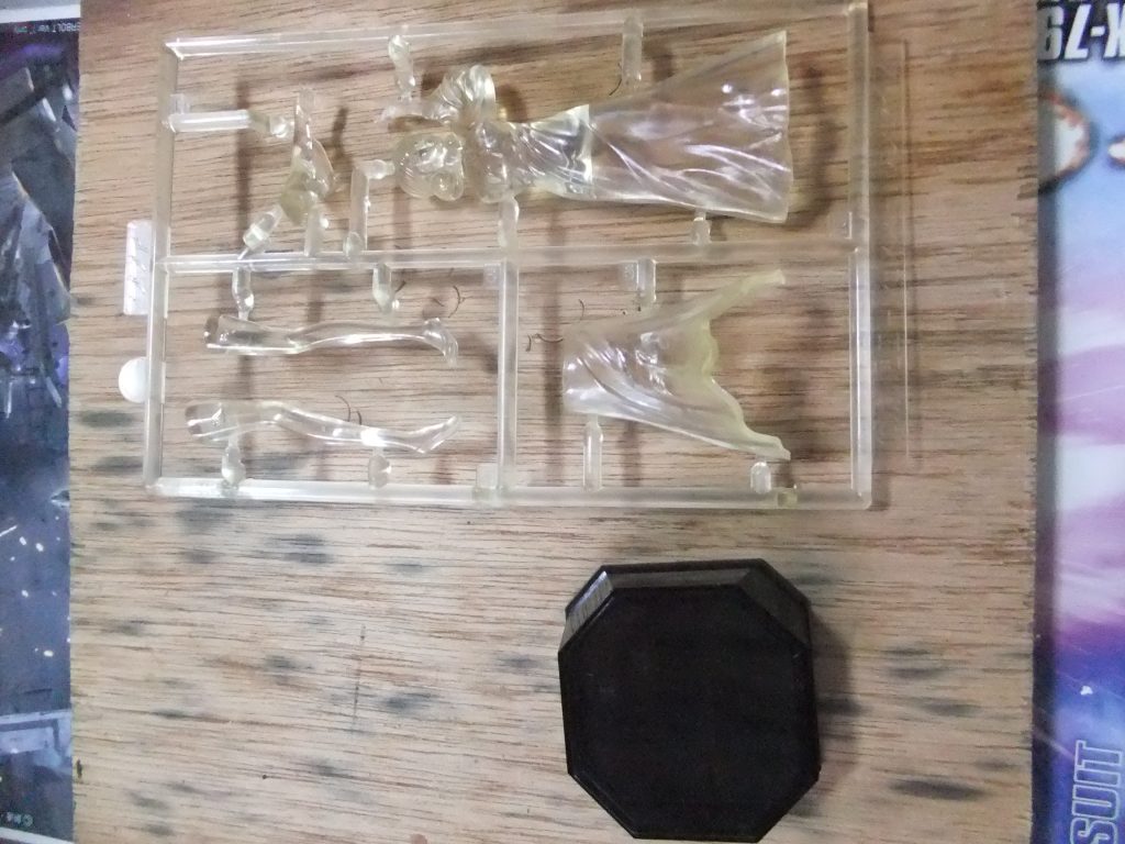 旧キット ララァ・スンのパーツ となりマス😁経年劣化でクリアー素材が茶色く変色しています💦