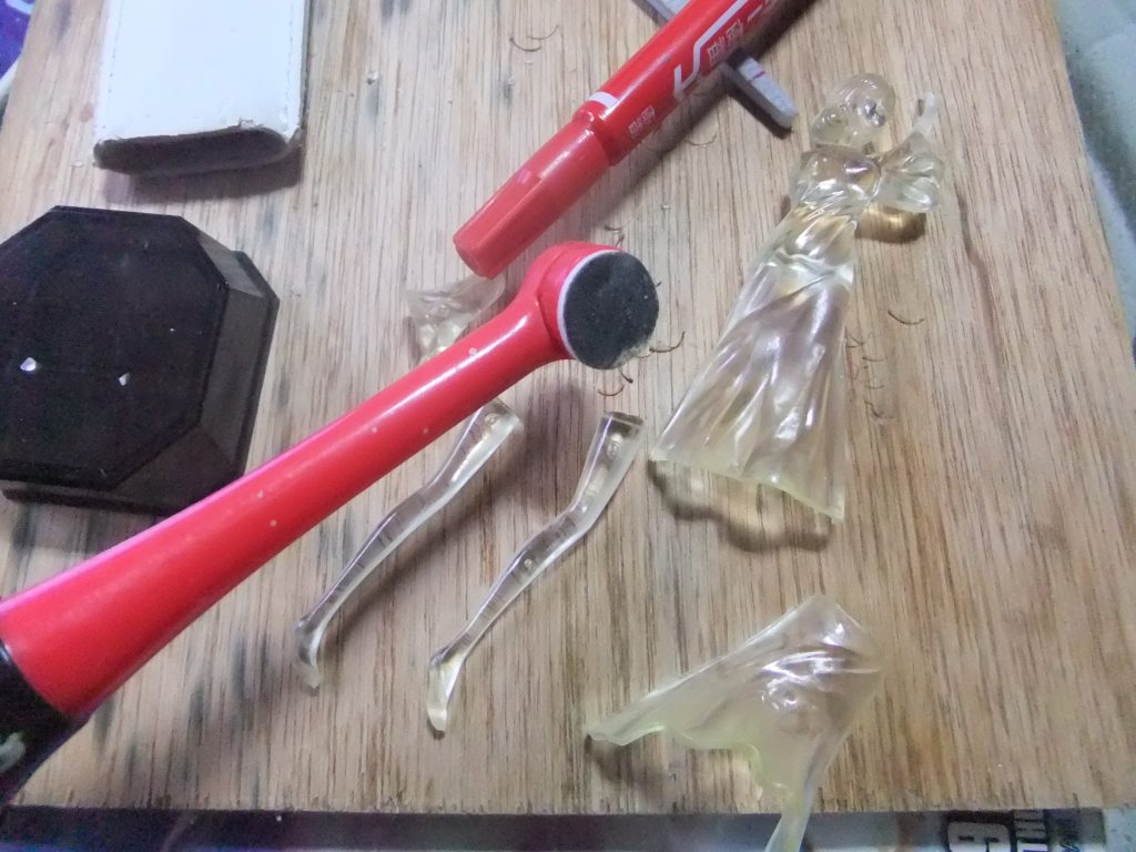 今回はパーツのデティールが単純なので「 赤色マッキー」でパーティングラインをマーキングして、クレオスのGツールで一気に処理しています😁