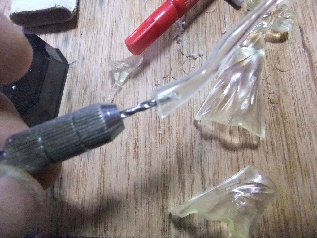 塗装後に組み上げられるように1,5mmのピンバイスに穴あけして・・・。