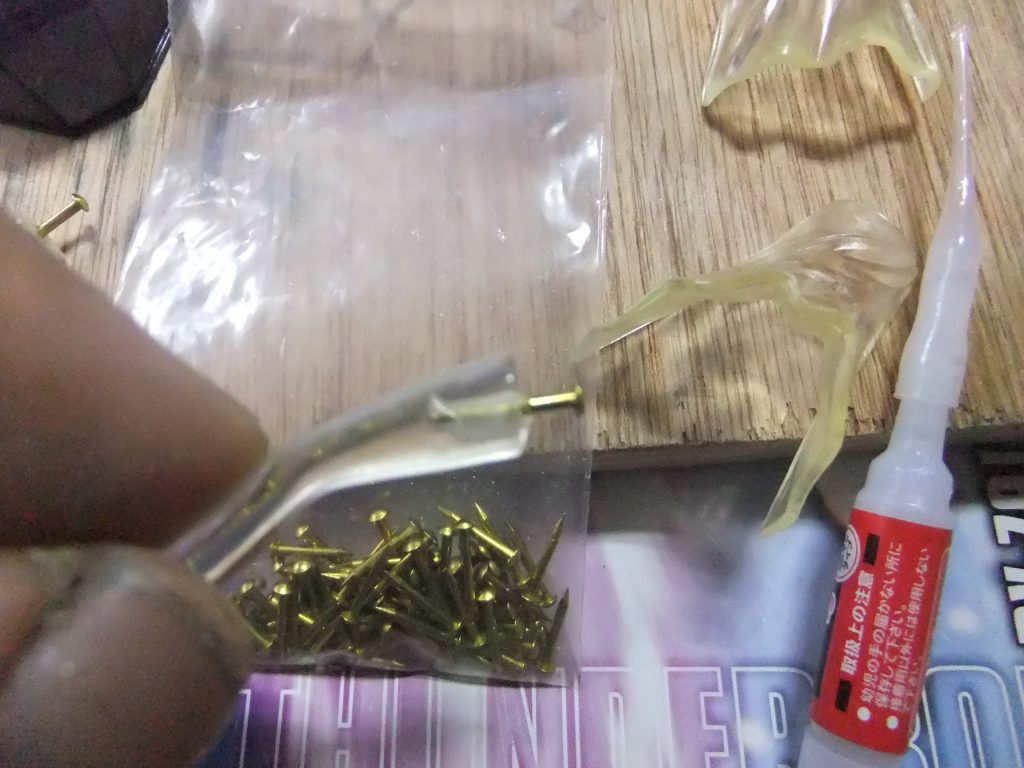 真鍮釘を仕込んで接着。