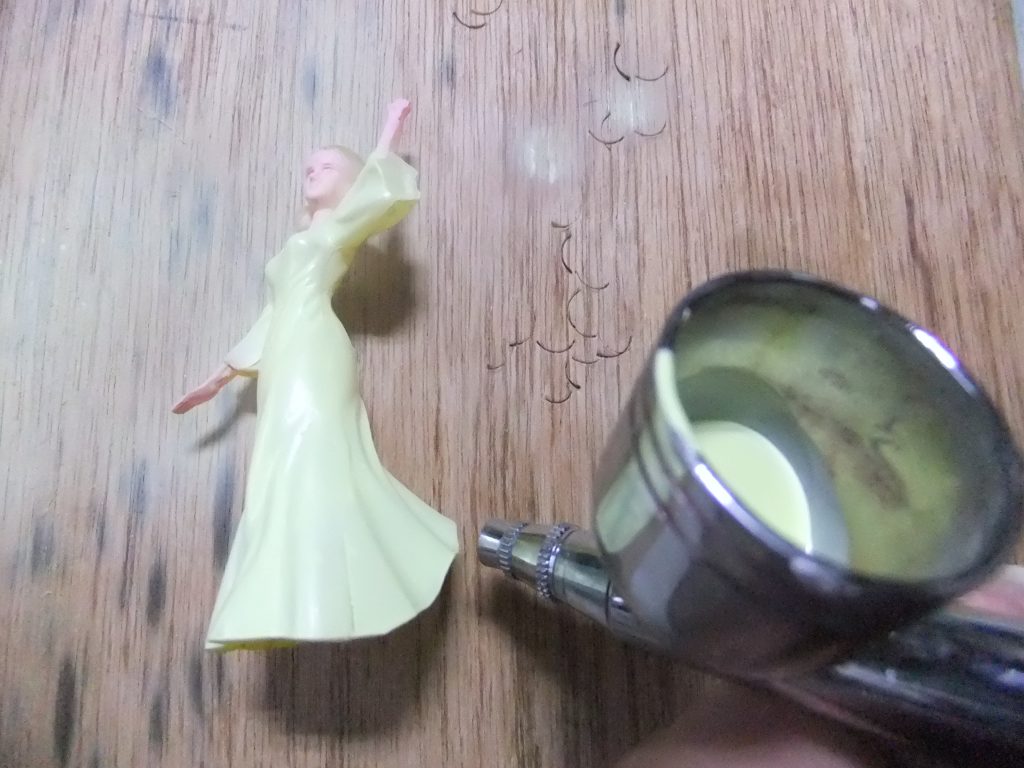 今回はエアブラシで基本色を吹き付けを行いました。 本日は涼しかったのでラッカー系塗料を使用しています。