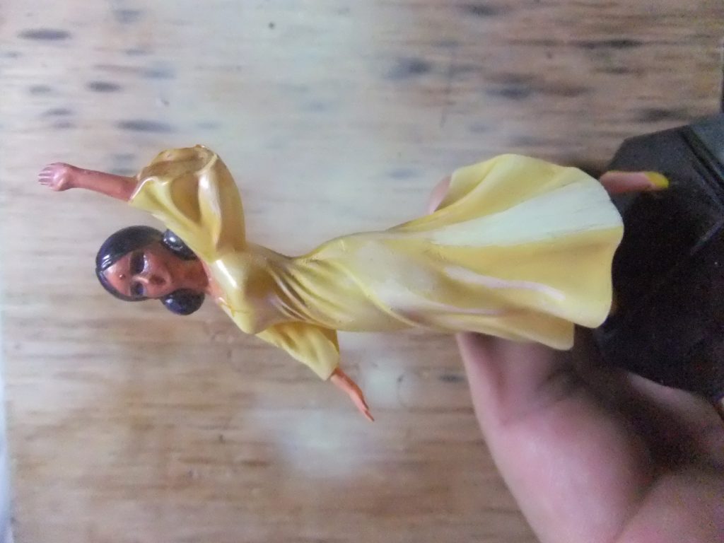 軽く陰影をつけて 完全乾燥後に面相筆でブレンディングを行います。