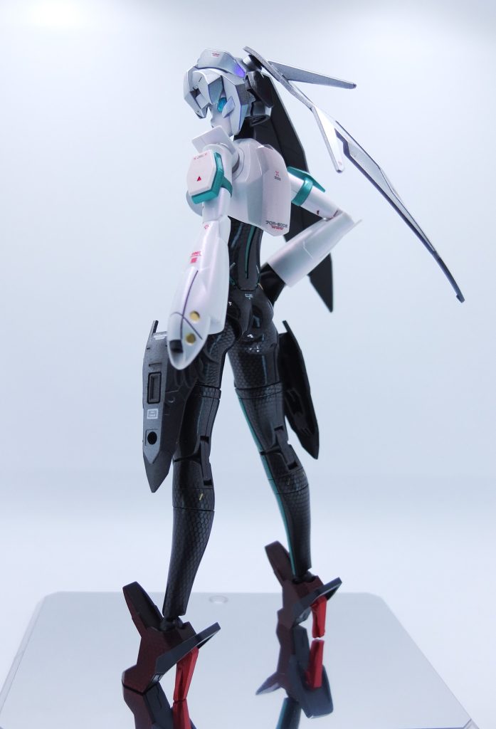 グレー部分はメカ感を出す為にガンクローム(フレークが少なくて良い)白部分はアルカナホワイトでパール感を出しつつ黒部分は特殊塗装で仕上げました。デカールは普段だと貼りすぎてしまうので最低限に抑えハイヒールは赤の特殊塗装とガリアンメタリックレッド、ガンブルーメタリックで全体の小物を塗り分けました。各部のグリーンはエヴァネオンカラーをベースに調色して光を蓄え少しだけ光ります(UVライトでも光ります)