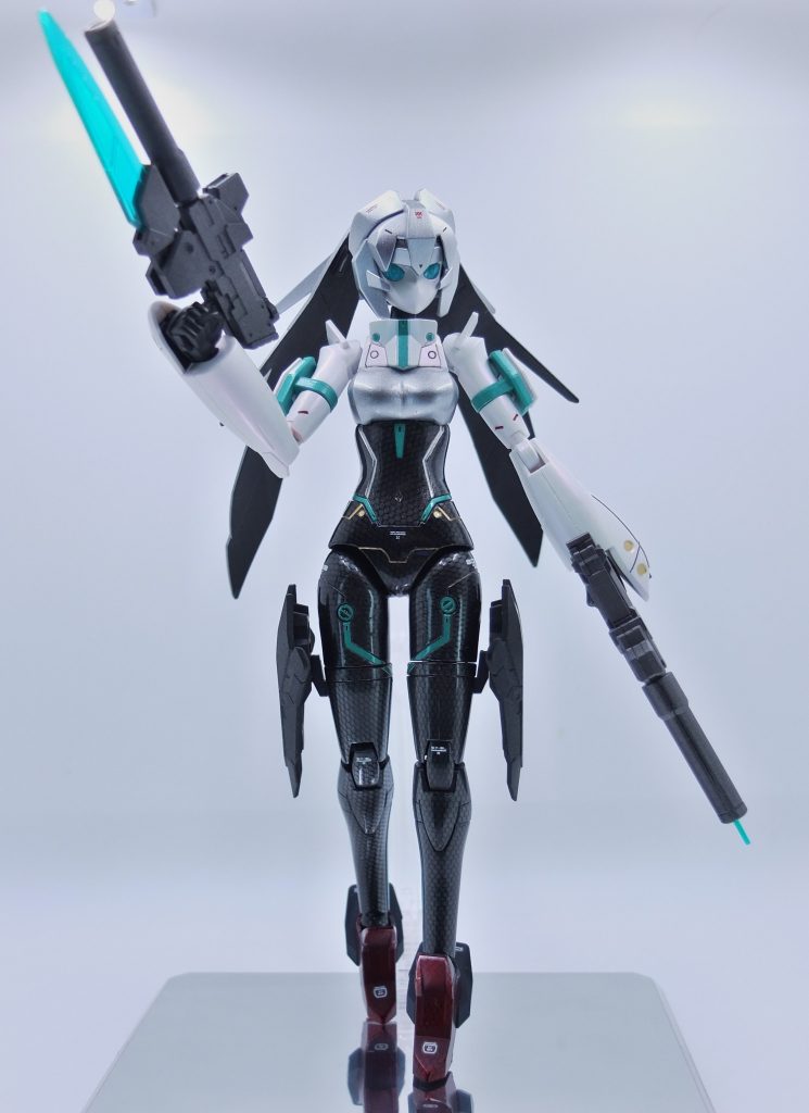 やらかしポイントとしては付属の銃です。合わせ目消しの際に接着剤が余計な部分に入りその結果グリップが固定されてしまった結果、アチェルビーの銃を2つほど拝借する事に。アチェルビーの銃は太ももに取り付け不可なので空いた場所に転がっていた30MMのパーツを拝借折角ガンブルーメタリックで塗ったのに