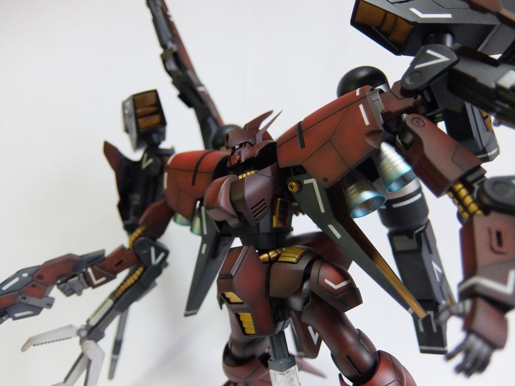 ジム顔が何か何かなんで、サザビーイメージで、モノアイにしてトサカをプラ板工作して、アンテナとがらせました。胸はパテモリモリで。