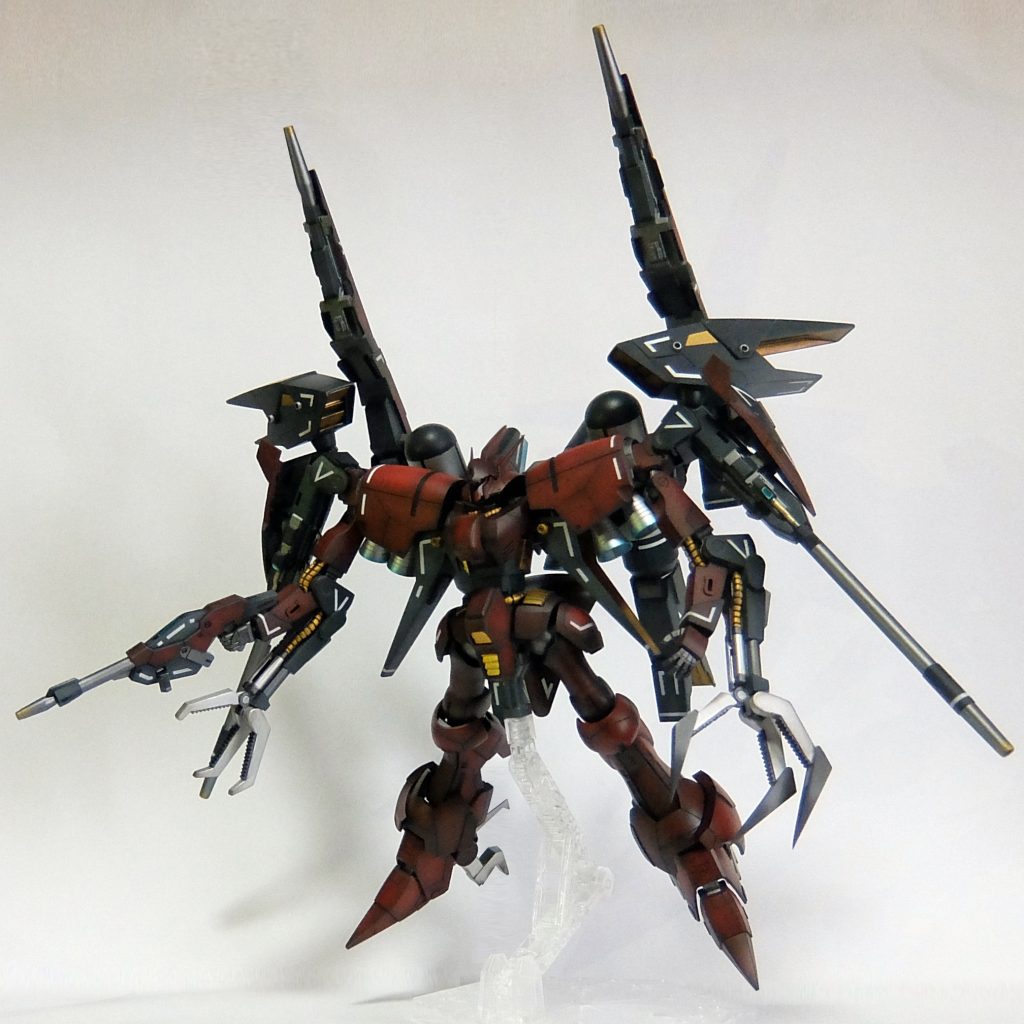 素組でも、かっこエエ。それにしても余剰パーツたっぷりでありがたいキットですね~でも、フッと思ってしまいました・・・「サザビーっぽくでけへんかな?」 で、今回つくる上での方向性!サザビーっぽさ目標 = シャアやから、どんなんでもいけるやろ → 全部のせバックストーリー(ネオジオン軍整備兵の会話) →アクシズ落とした後に一応地球に降りるんやって。 で、ファンネル使われへんからサザビー置いとくんで、大気圏用1コ造っといてって事らしいわ。→その辺のギラ・ドーガ、赤く塗っといたらええんちゃう?→飛べなあかんらしいわ。 昔キリマンジャロで、ゼータ飛べて自分飛ばれへんかったんがトラウマらしいで。→トラウマ多い人やなぁ。 ほな、足はずして、腰に昔の倉庫に転がってるドダイ、溶接でくっつけときや。 ほんで、ジオングの設計思想と運用実績を基に最新鋭のなんちゃらでって説明したらええんちゃう?→いやいや、 いくら思い込み激しい人や言うても、さすがにそれは怒られるやろ。→じゃあ、こないだ拾ってきたバイアランは?→バイアランか~。でもバイアランってサイコガンダムやってもたやつやろ。 途中退場ヒロイン繋がりで、またララァ病が再発して機嫌悪なるんちゃう?→お前、気ぃつかいぃやな~ あの人が他人のそんな事いつまでも覚えてるような人か? ジコチュウーやねんで、ジコチュウー。→そやな。 じゃぁ、バイアラン使お。 ついでにカスタムとカスタム2号機のん、なんなと一緒に拾ってきてるけど、どれか付ける?→全部つけよ。→全部? ただでさえケッタイな形してんのに、よけいゴチャゴチャになるで。→大丈夫や! シャア総帥やで、赤い彗星やで。 たぶん何でもいけるはずや。→ところで、最近はやりのサイコフレームはどぉする?→つけんでエエやろ。 見えへんとこにイッパイついてます、って言うといたらええねん。 ファンネルないし、どうせ分からへんて。→怖いなお前。 でもその通りやろなぁ。 ほな、趣味全開ゴテゴテバイアラン造ろっか!