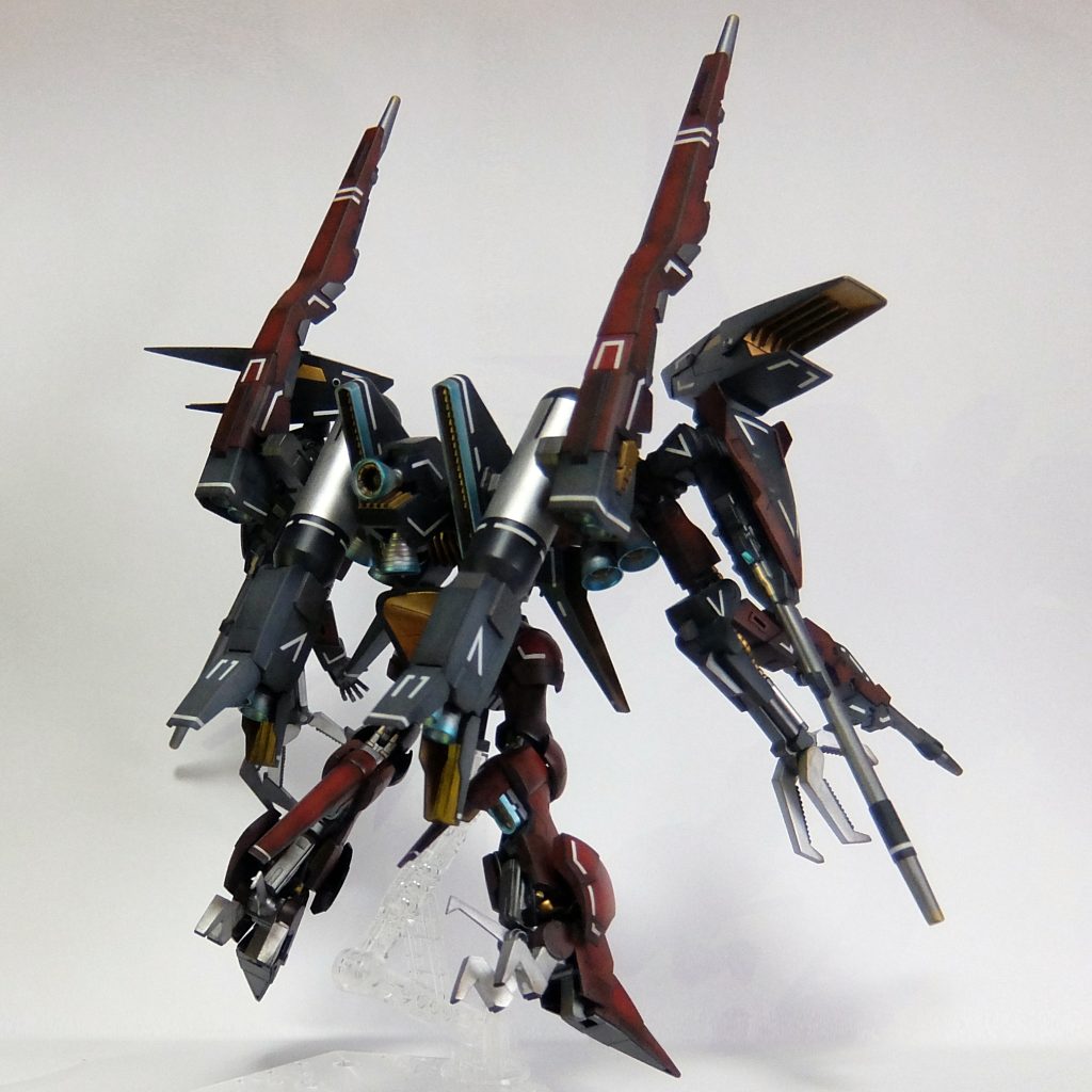 とりあえず付けれそうなもの全部付けました。ついでに右手に転がってたビームライフル持たせて、左手が寂しいんで爪を付けました。余ったのは、カスタムの短い下腕とブースター接続用の内1個、2号機用のカカトだけです。仮組ではお尻のバーニアを通常のスカート位置にして、そのスカートの上に短い腕を付けてたのですが、背中のタンクとどうしても当たるので、もとに戻しました。残念・・・