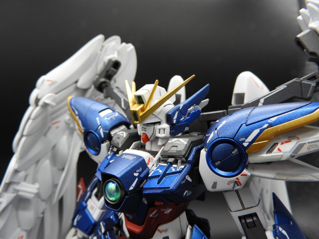 大好きなMSなので、大量かつ小さなデカールも根気よく貼っていきました。