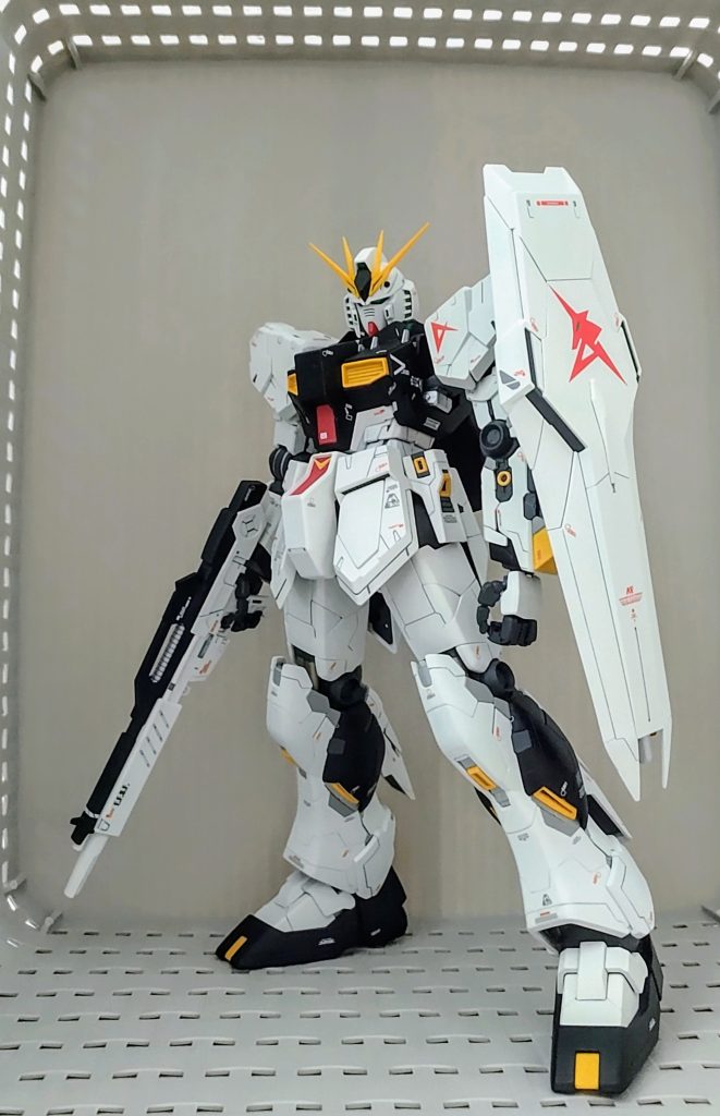 ・シールドに、アムロのパーソナルマークは絶対に入れたかったので、ver.ka用から変更しています😄・フロントスカートの装甲の段差を、ヤスリがけでほぼフラットにしました。スッキリしたと思います。