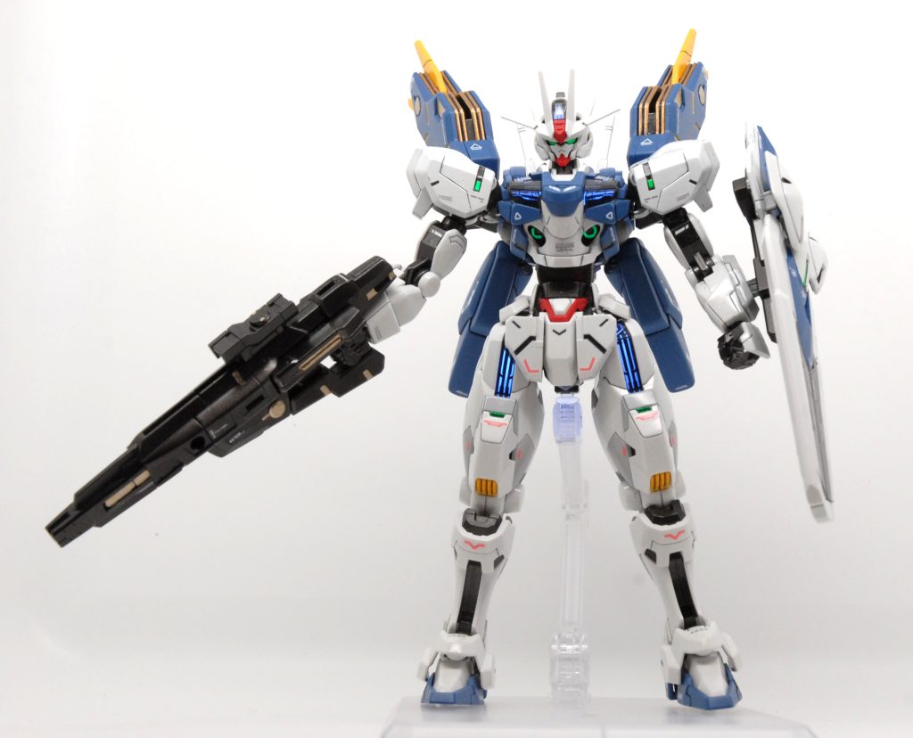 上半身が青一色で物足らない感じがしたので、白で塗装しました。なで肩の感じが減ってバランスよくなったような気がします。フライトユニットも寂しかったので、スリット部を金色で塗装しました。目、センサー部は蛍光グリーンで塗装しています。改造は胴体の２㎜延長のみ。各肉抜き穴埋め、合わせ目消しをやってます。