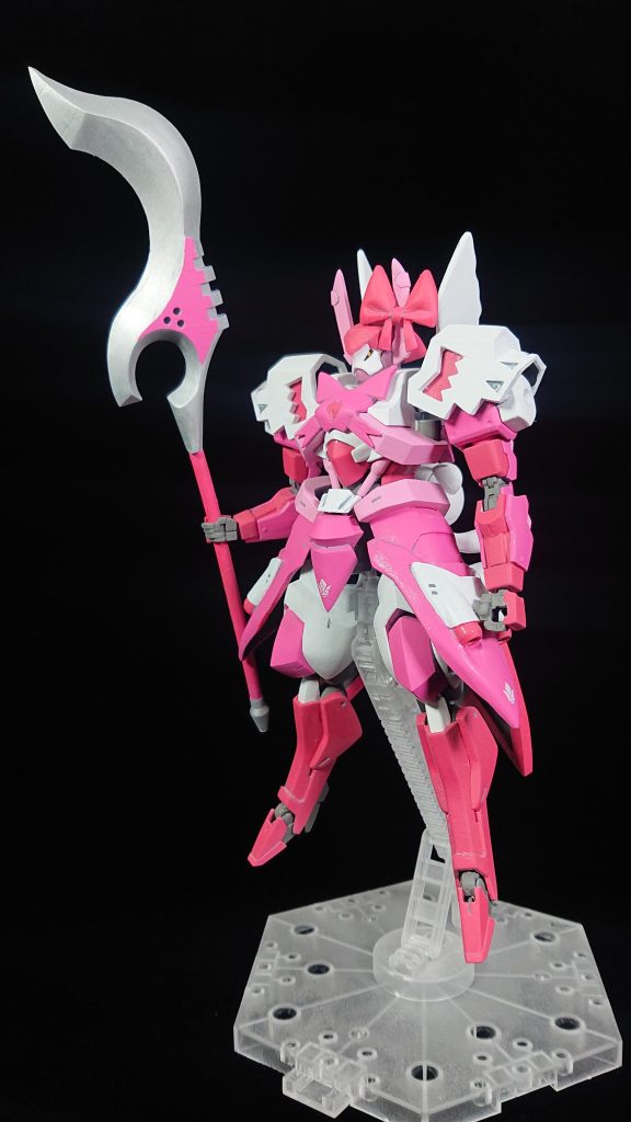 一番苦労したのは、調色です。この若干違うピンクがなかなか出来ず、悩みました。また、今回は猛暑ということで 、エアブラシを用意したり片付けたり、考えただけでも汗が出そうなので、初の全部筆塗りです。広い面は簡単なんですが、面積の狭い面はなかなか塗料が広がらなくて、難しかったですね。リボンどうしよう、と思ってたら、リボンのプラキット売っていることに気がついて、ちょっと改造して出来上がり。リボンのプラキットなんて売ってるんですねw