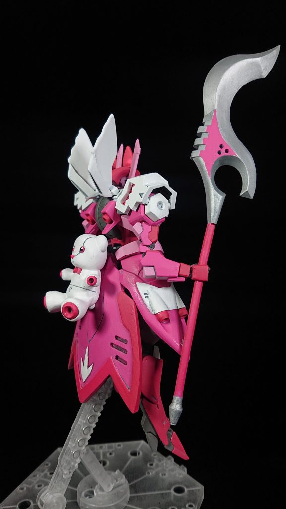 設定にある武装アトランティック☆スティック戦闘ではハート型のビームが発射されてましたw魔法少女モチーフらしいですね。それっぽい弓持たせて「鉄華団のみんなには内緒だよ♪」とかやらせたかったんですが、稼働域がイマイチで出来なさそうです。残念。スターライトブレイカーなら出せそうだ!暇があったらやらせよう。