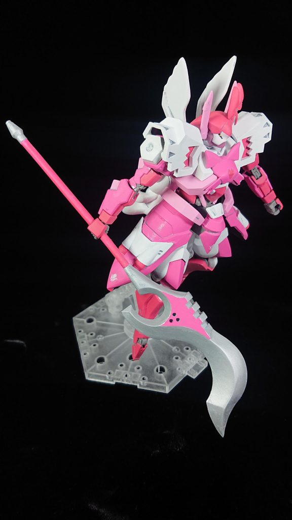 デカールも購入して、バリバリ貼る気マンマンだったんですが、なんかコレには合わないような気がして途中でやめました。写真で写すと意外と塗りは失敗してないように思いますが、正直イマイチですw筆塗りも自分にはこの程度が限界かなーと。突き詰め始めたら、キリがない。またせっかく出来たのに、稼働域が微妙なことに完成まで気が付かず。。。こんなことなら、もっとネタに走ればよかったw見てもらってありがとうございました!