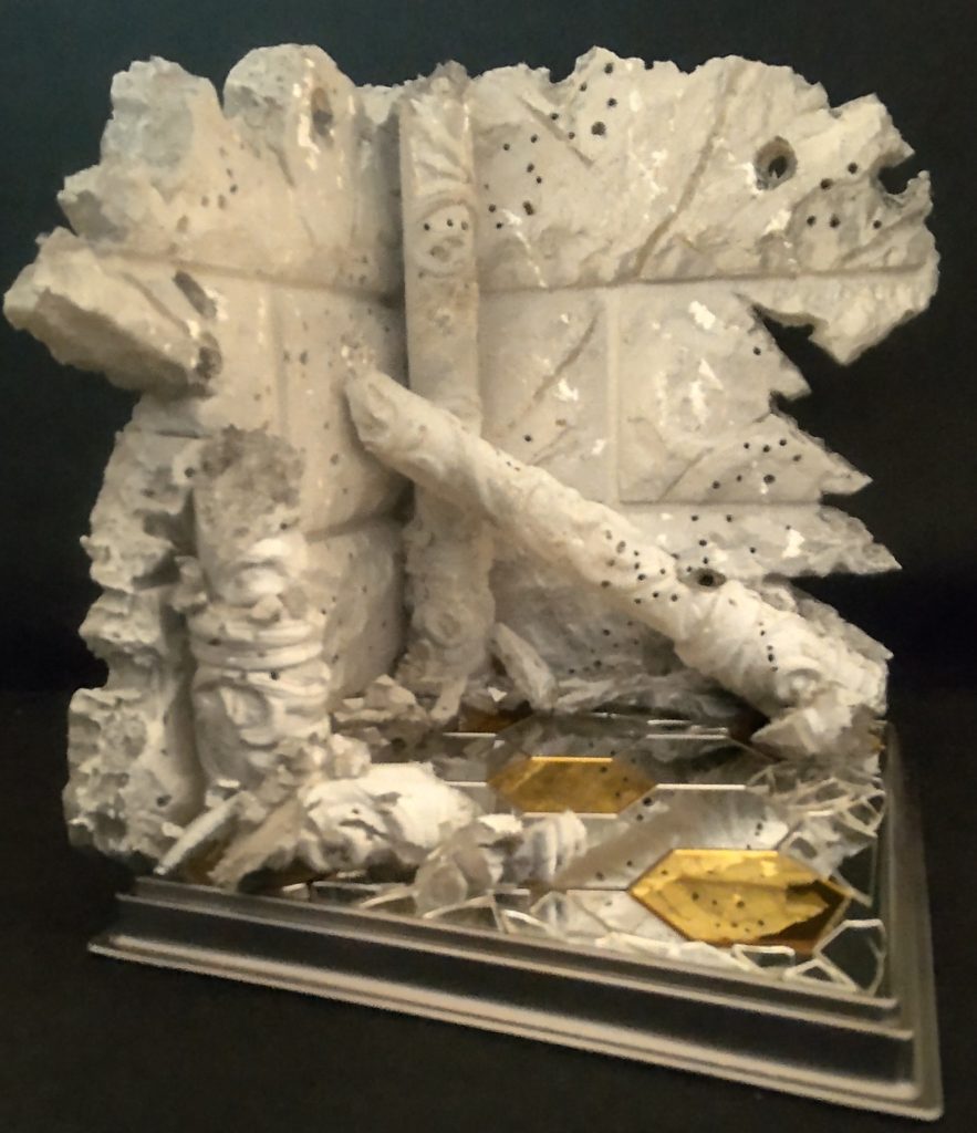 自作ジオラマは、全て100均商品で作製しました。ざる蕎麦皿、リメイククッションシート、丸棒材を使用して神殿をイメージし、ミラーシート、ミラータイルで反射する床を再現しました。