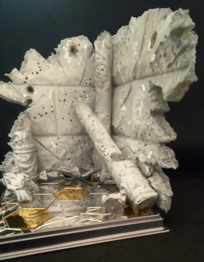 別角度から。ハンダコテで銃弾跡と切り跡、ミラータイルを切断して攻撃跡を再現しました。初SDでしたが、手を入れるほどカッコカワイイスタイルに楽しく作る事が出来ました! 最後まで御覧いただきまして、ありがとうございました。