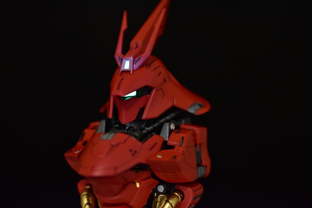 頭部カメラとモノアイは、ブラックライトで発光させることができます。