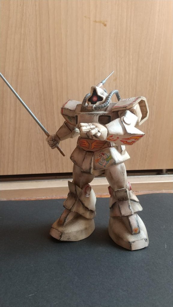 なので股下部分を丸く削りとって、ナナメ後ろに傾けられるようにしました