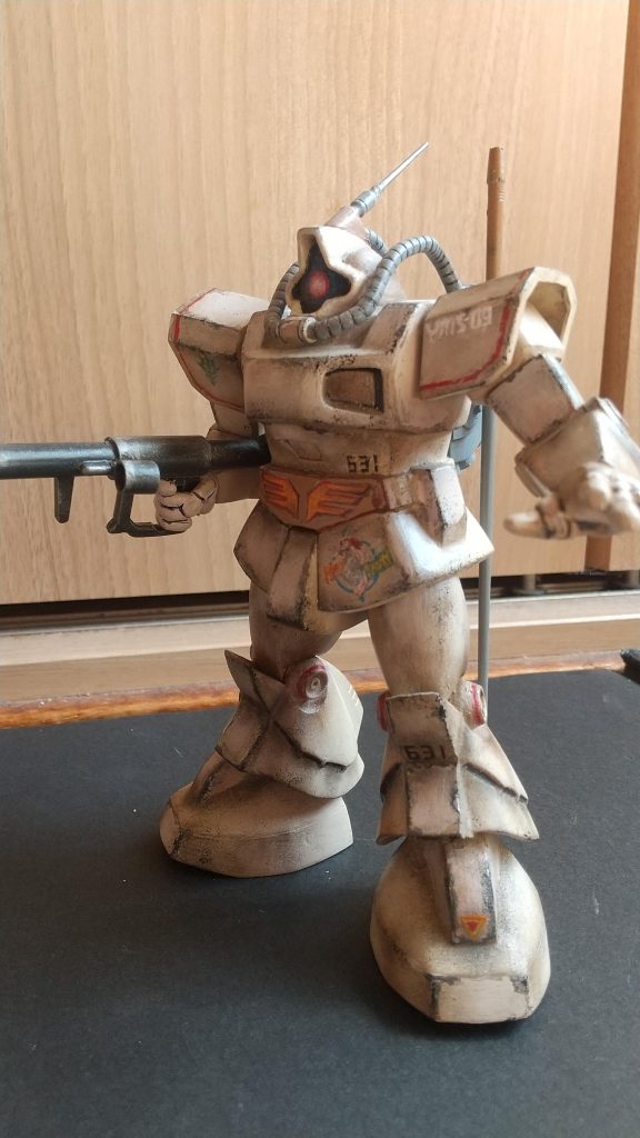 そのために両足を揃えて立たせたかったのですが、ボリューミィすぎるフンドシ部分が干渉して身動きがとれません