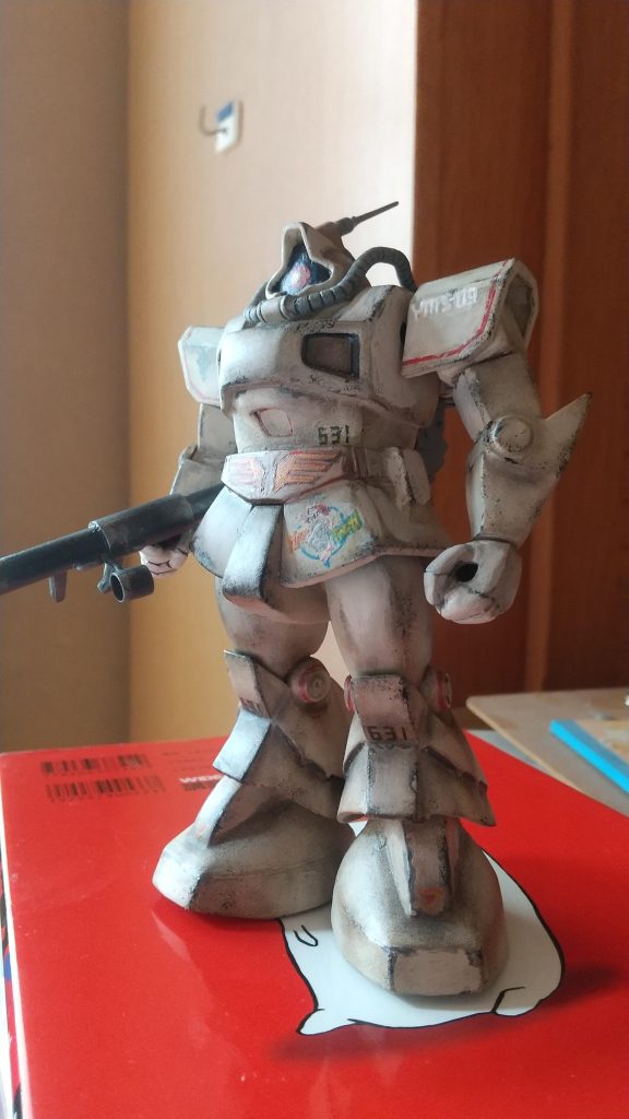 足のスソ部分が小さめだった事もあり、それなりに両足を近付ける事ができました。最初は足のスソ狭すぎやしないかい?と思ったけど、足の角度を変えるだけでも綺麗にガワラ立たたせる事が出来たので、この大きさが正確なんですね。ドムの足のスソなんぞ広ければ広いほどカッコいいでしょっていう考えだったので衝撃でした。 以上です。閲覧頂きありがとうございました