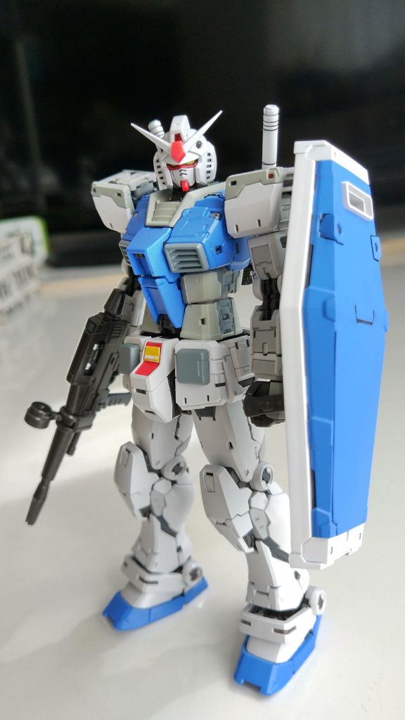 盾と腰の連邦マークは簡単にオミットしてます。腰と胸は塗るとちょっと接触したので、調整してます。左肩の挟み込むパーツが割れました。これから組む人は、ご注意下さい。