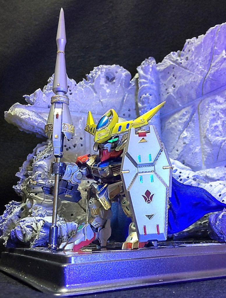 オプションパーツセットからグレイズ用シールド、ランスにはランナーで持ち手にしました。装飾は100均のネイルシールでエングレービング風に。塗装は黒井さんのアメージングバルバトスルプスを参考にさせていただき、黒サフ→シルバーリーフをベースに各クリアのレッド、イエロー、ブルーを重ね、全体を光沢トップコートで仕上げました。一体型パーツが多いため、マスキングでの塗り分けは、何度かやり直しました。