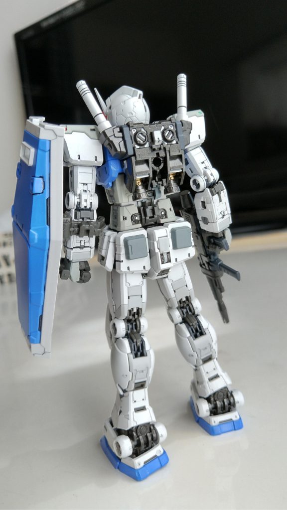 背部は簡単に塗ってますが、こりゃ凄いですね。パーツ毎にスプレー塗装で、ここまで行くかと感嘆しました。関節やパーツ接触部は、なるべく未塗装にしてます。触って遊びたいですしね(笑)