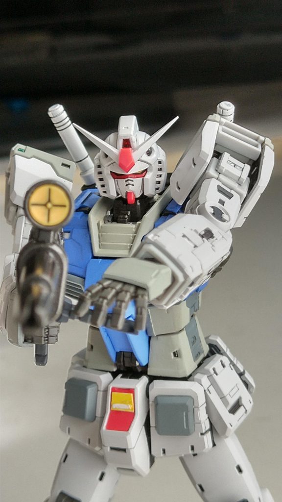 肩の関節、ビームサーベルの基部まで開発者の苦労が見えます。ここ動くんかい!って叫んでしまいました(笑)