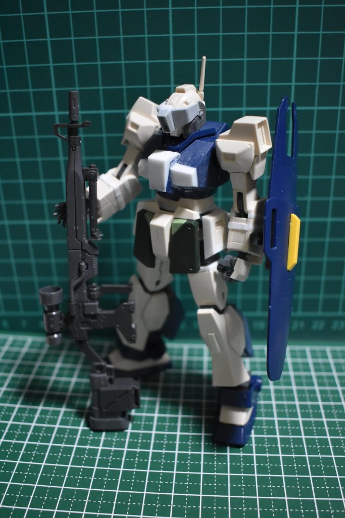 ざっくりとプロポーション変更を行ったときの写真です。ジムスナイパーⅡのパーツはフロントアーマーのみ流用。ロングレンジライフルはシステムウェポンから使用しています。