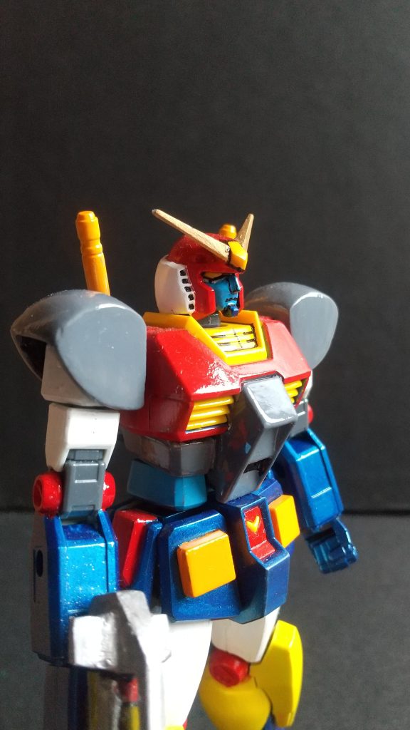 ガンボイ頭はトサカを切り落としてパテで埋めました。顔はパテを塗って凹凸を消し、ついでに鼻を加工しました