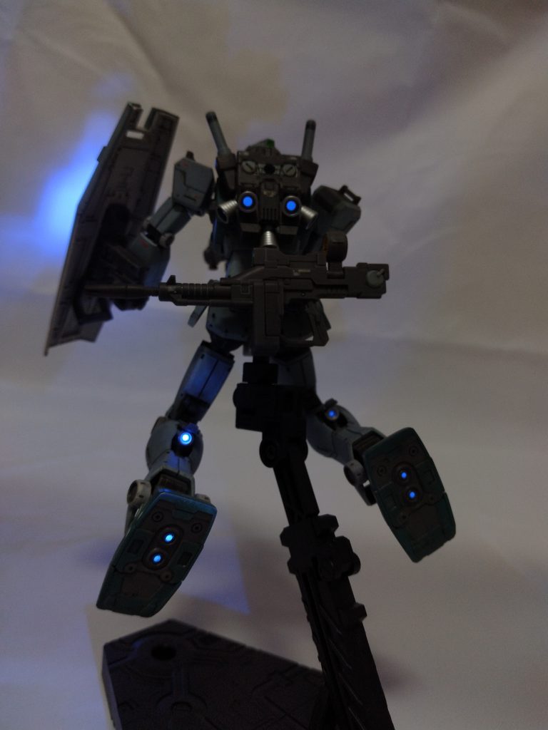 蛍光エナメルの青はいい感じで光ります。