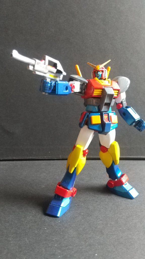 ガンボマグナム(適当)を構えるガンボイ。旧プロトタイプガンダムのビームライフルを拝借して改造した武器です