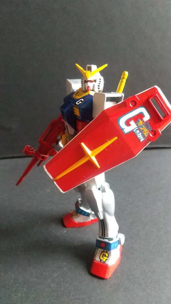 クローバーガンダム盾は白い外枠を取り外し、サイズダウンを狙いましたがあまり変わらないかな