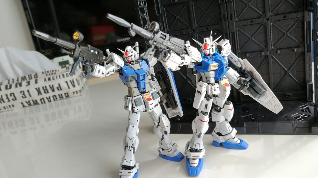 ビームライフルもカートリッジ式になってデカくなりましたね。GP-01も、新しくして欲しいってのは言い過ぎかな~体を伸ばして構えるのと、どっしり構える、こんなとこも進化してるみたいです。