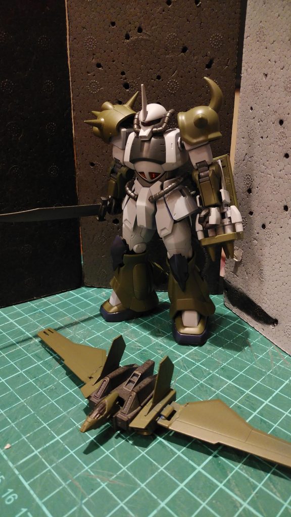 ここは、キャリフォルニアを拠点としたジオン残党軍のアジトである。 1年戦争後、ジオンの兵は散り散りとなり、その一部は集まり、潜み、宿敵連邦軍への反撃の時の為に力を蓄えていた。